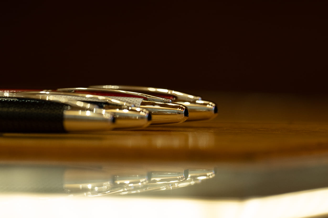Zoomed in view of the top of the fountain pen Pilot Capless graphite